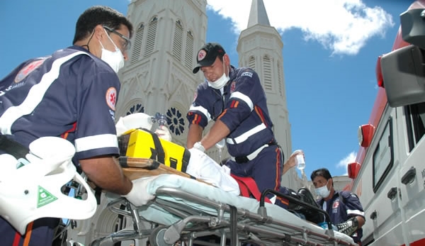 Samu de Montes Claros atendeu à vítima, mas ela sofreu parada cardiorespiratória no hospital (Foto G1)